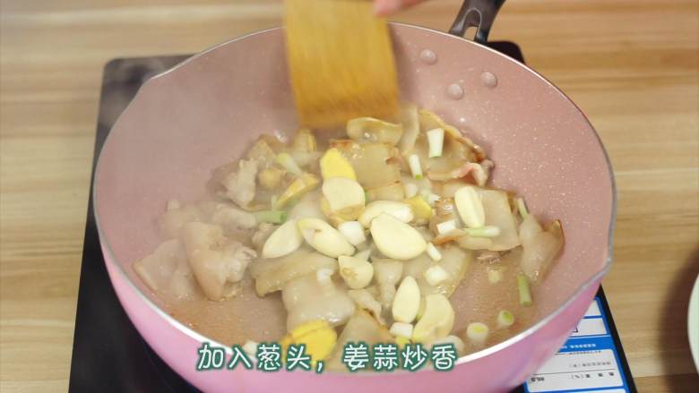 干锅千页豆腐,煸炒出猪油后放入葱姜蒜,继续翻炒至猪肉焦黄,