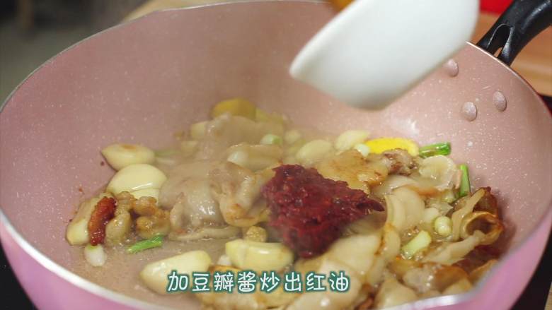 干锅千页豆腐,油脂基本都渗出的时候加入豆瓣酱,炒出红油