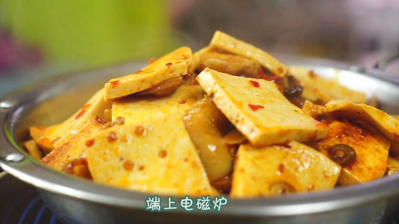干锅千页豆腐,然后放到电磁炉上小火慢煮干锅,