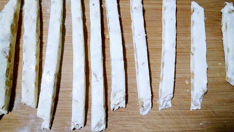 手工牛轧糖(无黄油棉花糖版史上最简单),冷藏1小时左右取出,切成粗细均匀的长条。