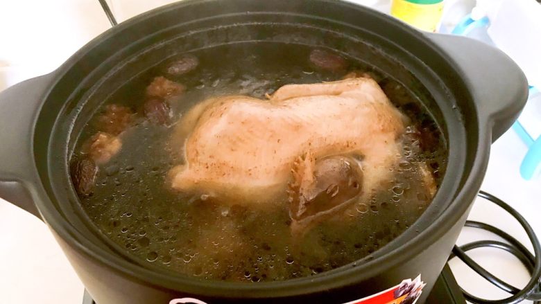 砂锅三黄鸡,砂锅三黄鸡做好了,加入精盐调味即可