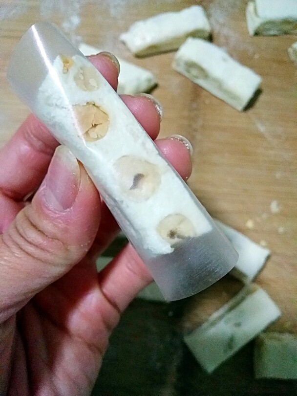 手工牛轧糖(无黄油棉花糖版史上最简单),外面裹一层糯米纸。