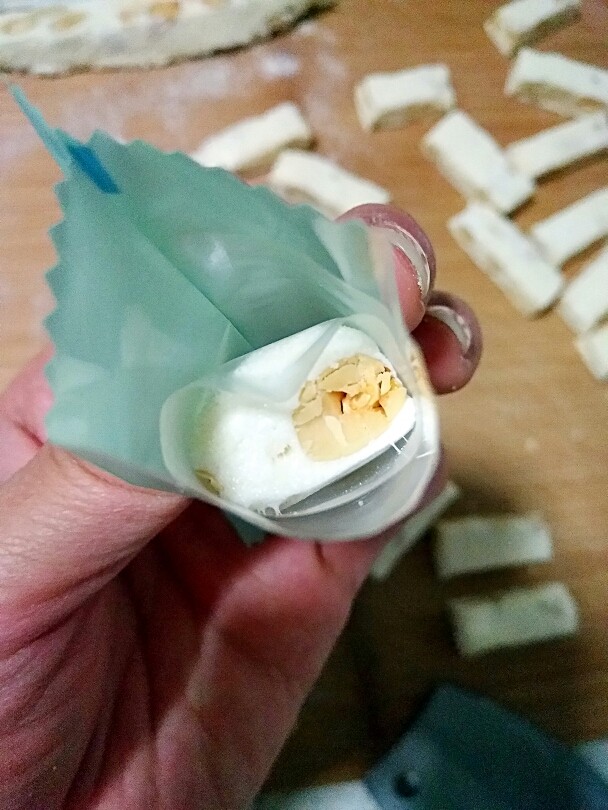 手工牛轧糖(无黄油棉花糖版史上最简单),装进糖袋。