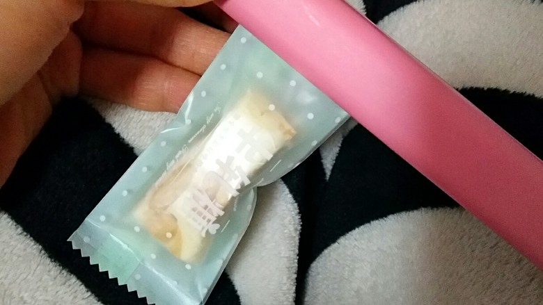 手工牛轧糖(无黄油棉花糖版史上最简单),封口。(可以用夹头发的直板夹封口呢,超好用)
