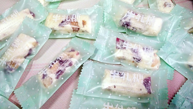 手工牛轧糖(无黄油棉花糖版史上最简单),又做了花生蔓越莓口味的牛轧糖。