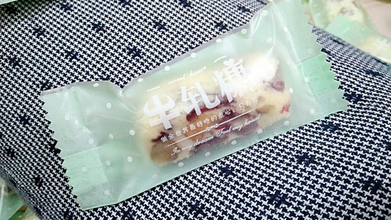 手工牛轧糖(无黄油棉花糖版史上最简单),花生蔓越莓牛轧糖。