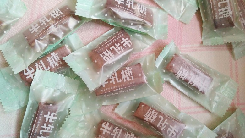 手工牛轧糖(无黄油棉花糖版史上最简单),核桃可可味牛轧糖。