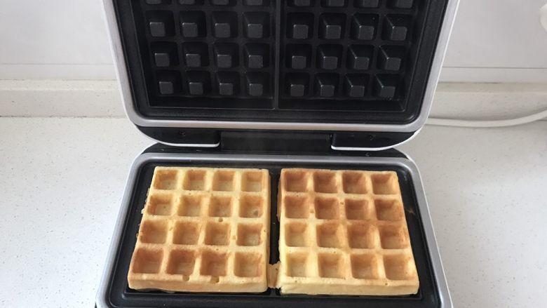 华夫饼(酵母版),打开盖子翻面,再盖上盖子烤两分钟即可