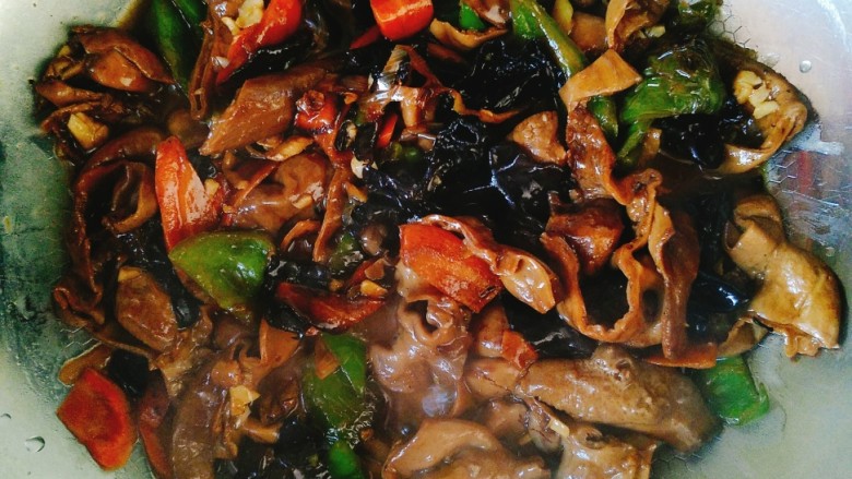 家常肥肠,等料汁煮至开锅起大泡。均匀翻炒让菜均匀的裹上料汁即可。