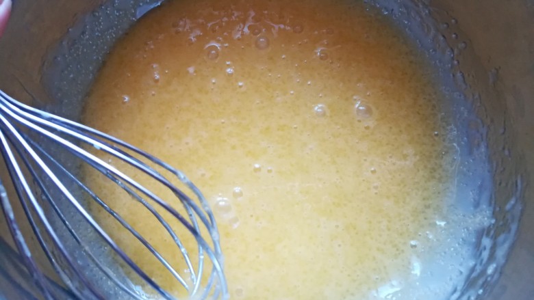 巧克力果仁酥,用蛋抽将鸡蛋和油糖搅拌均匀,我们可以看到颜色变得更白了!