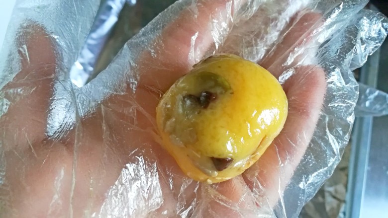 巧克力果仁酥,揪一块大约40g的小面团,团成圆球。