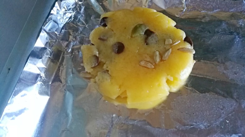 巧克力果仁酥,按在铺有锡纸的烤盘上,大约1cm左右厚就可以啦。