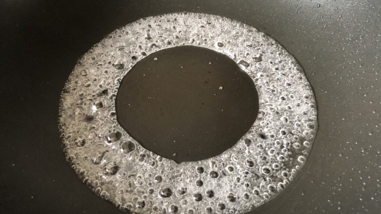 焦糖爆米花,全是气泡,还要继续熬一会儿