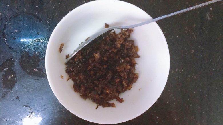 台湾卤肉饭,捣成碎,葱酥备用