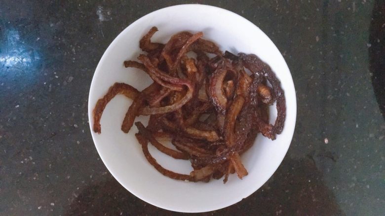 台湾卤肉饭,捞出晾凉,锅内的葱油待用