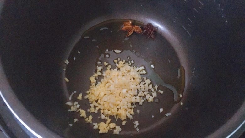台湾卤肉饭,电高压锅里倒入葱油铺底,再倒入姜蒜末和八角