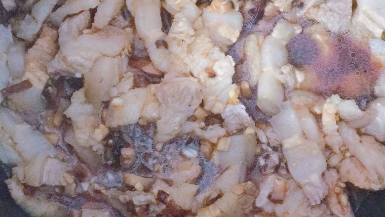台湾卤肉饭,加入可淹没食材的开水,搅拌均匀