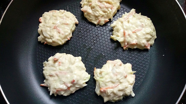 做饼+蔬菜煎饼,平底不粘锅刷少许油,放入饼小火煎