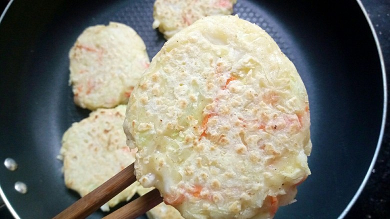 做饼+蔬菜煎饼,两面都呈金黄色即可出锅