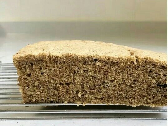 乌龙茶戚风蛋糕,烤至戚风蛋糕全熟(用牙签插入蛋糕中间拿出时,没有湿面糊即可),倒扣放凉后脱模。
