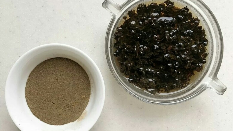 乌龙茶戚风蛋糕, 乌龙茶 (1) 用热<a style='color:red;display:inline-block;' href='/shicai/ 156925'>水</a>泡10分钟,滤掉茶叶后放凉。乌龙茶 (2) 磨成粉,建议用磨咖啡豆的机器磨得越细越好。