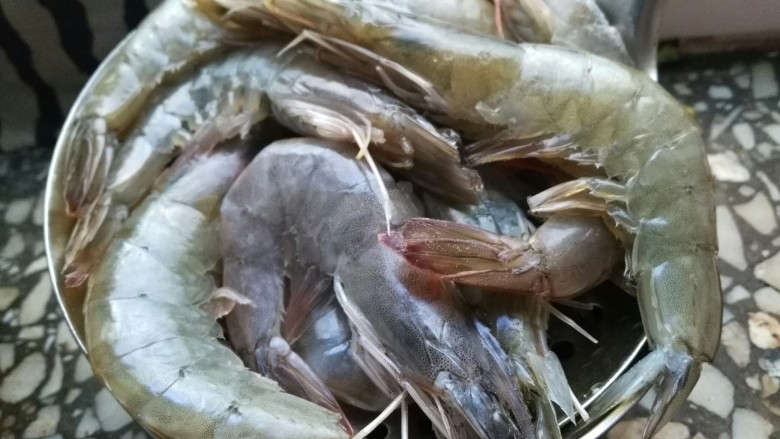 家常油焖大虾,虾洗净控水