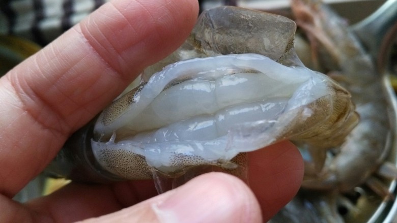 家常油焖大虾,去虾线
要将背部和腹部的虾线都去掉