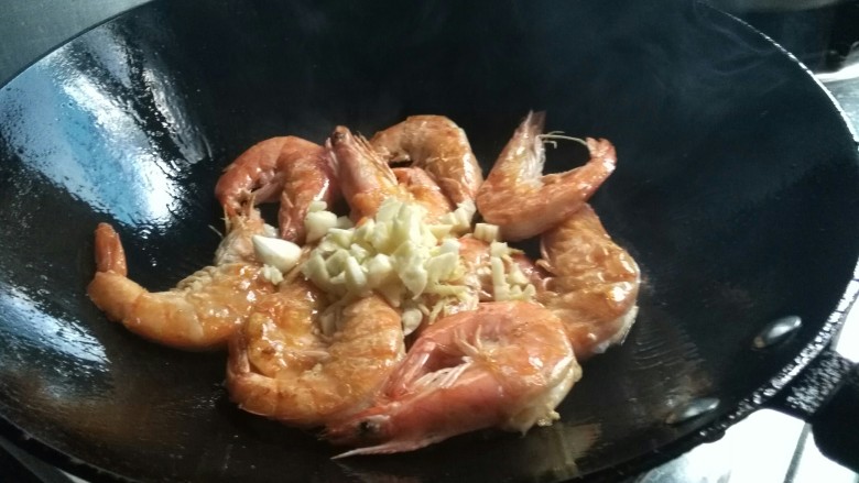 家常油焖大虾,蒜粒