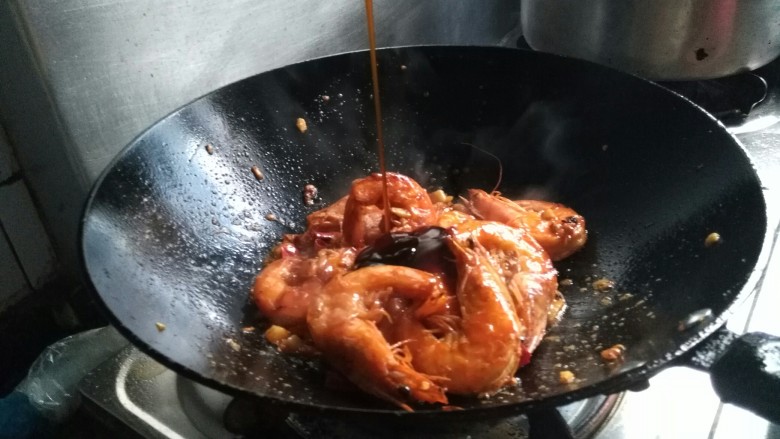 家常油焖大虾,耗油
翻炒均匀即可出锅