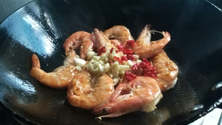 家常油焖大虾,干辣椒,翻炒
要大火