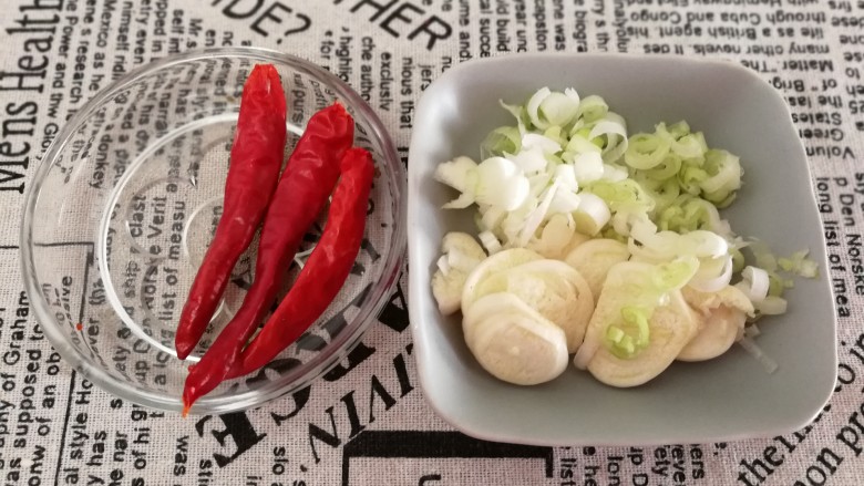 小炒土豆片,<a style='color:red;display:inline-block;' href='/shicai/ 3250'>葱</a>,蒜切片,朵椒去蒂备好,