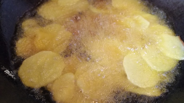 小炒土豆片,土豆片不要用水洗泡,直接炸,