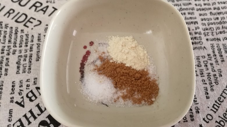 小炒土豆片,调料备好放在一起,