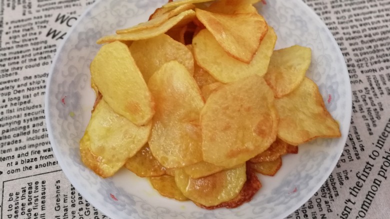 小炒土豆片,炸至金黄,变脆即可,捞出装盘