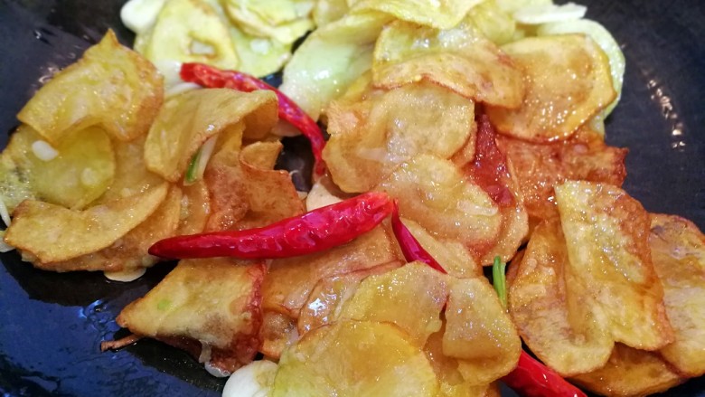 小炒土豆片,将调料粉,放入稍炒,放入炸好的土豆片,翻炒两下,