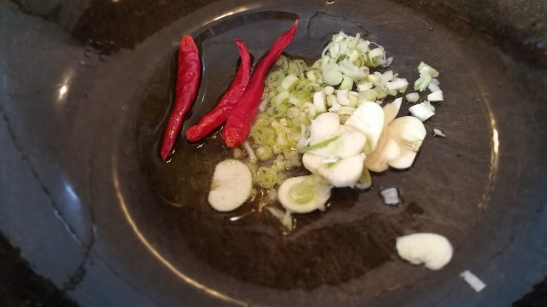 小炒土豆片,锅内留一点油,倒入葱蒜朵椒炒香,
