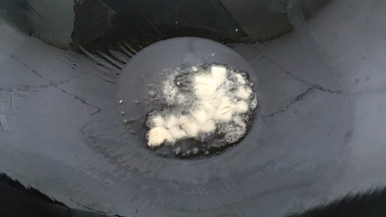 排骨春菜煲,锅中热油,放入蒜,炒香。