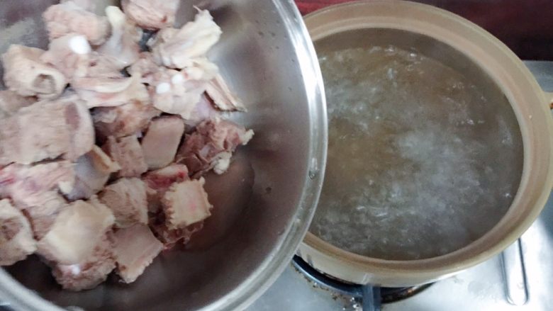 排骨春菜煲,砂锅煮开水,倒入焯水好的排骨。
