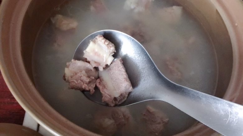排骨春菜煲,一小时后把排骨捞出,暂备着。