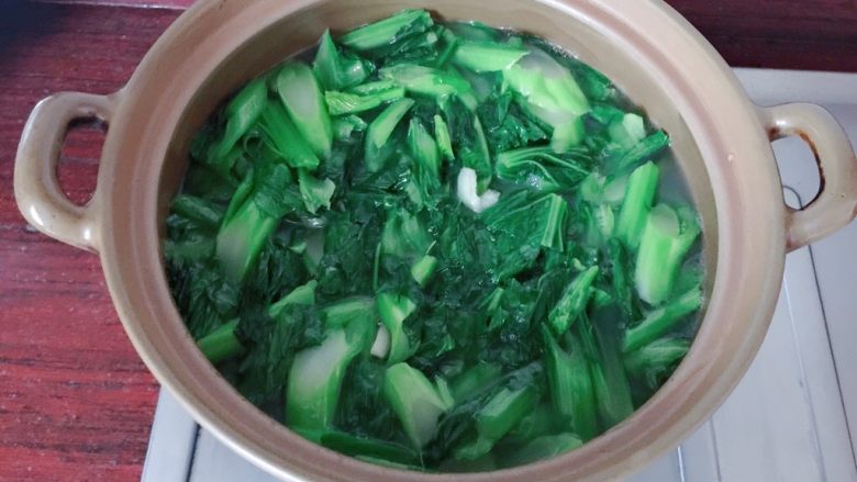排骨春菜煲,移至砂锅排骨汤中,大火煮开,转中小火。不要盖或半掩盖着就行,菜才不会变黄。