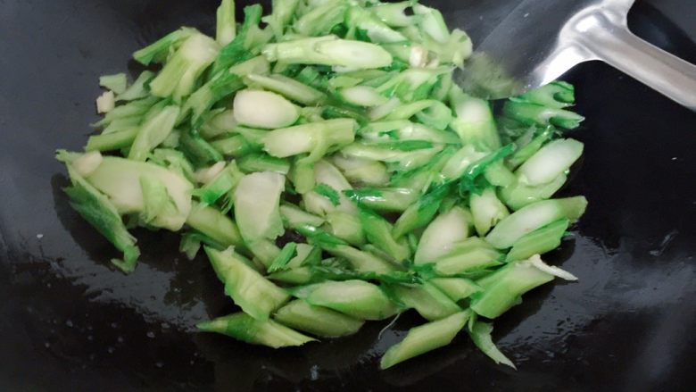 排骨春菜煲,先把春菜茎部放入,炒匀。