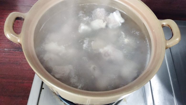 排骨春菜煲,大火煮开,转中小火。