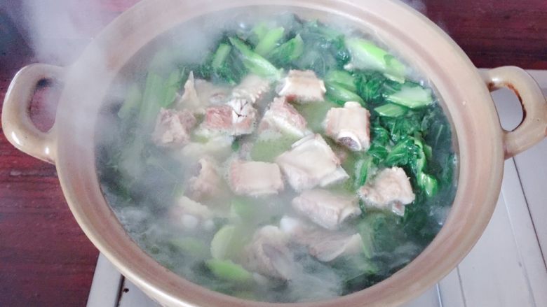 排骨春菜煲,放入排骨,中火煮开的状态煲至春菜软绵绵时,即可出锅。