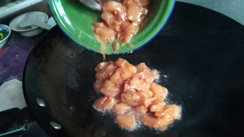 家常菜,杂蔬炒鸡丁,下入鸡肉