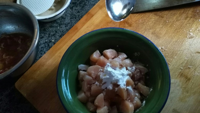家常菜,杂蔬炒鸡丁,1勺油(使鸡肉更嫩滑不粘锅)
拌匀腌制一下
