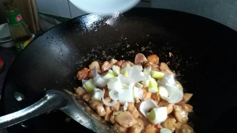 家常菜,杂蔬炒鸡丁,待鸡肉变色后下去葱蒜翻炒