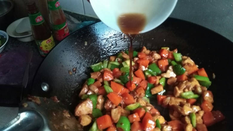 家常菜,杂蔬炒鸡丁,最后加入糖醋汁
翻炒均匀即可