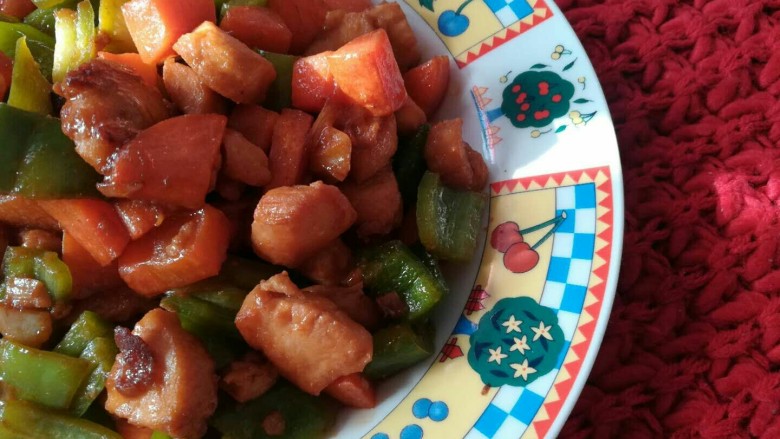 家常菜,杂蔬炒鸡丁,配上洗澡米饭
开饭喽