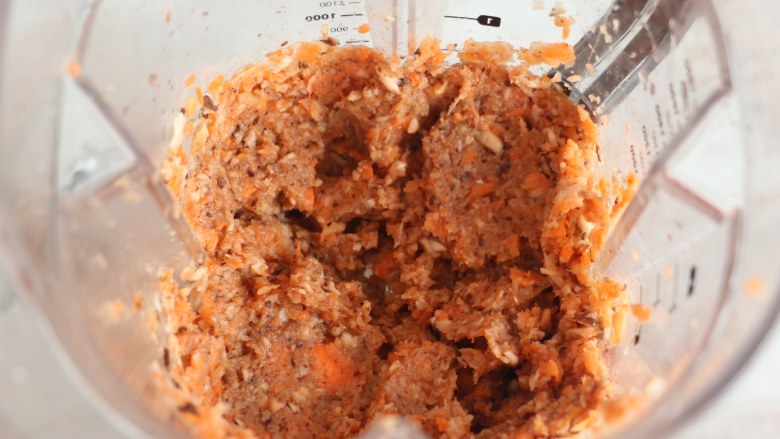 家常水饺-香菇胡萝卜韭菜猪肉馅,依旧选择脉冲模式,我选择的3档,搅打30秒左右。