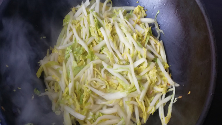 肉末粉丝炒娃娃菜,锅加油烧热,下入娃娃菜,先大火炒去水分,在用中火将娃娃菜煸炒至断生,盛出待用